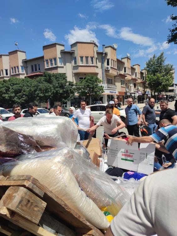 Bursa’da palet üzerinde bulunan gıda ürünlerinin üzerine düştüğü işçi yaralandı
