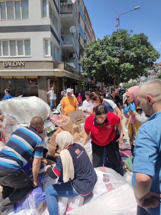 Bursa’da palet üzerinde bulunan gıda ürünlerinin üzerine düştüğü işçi yaralandı
