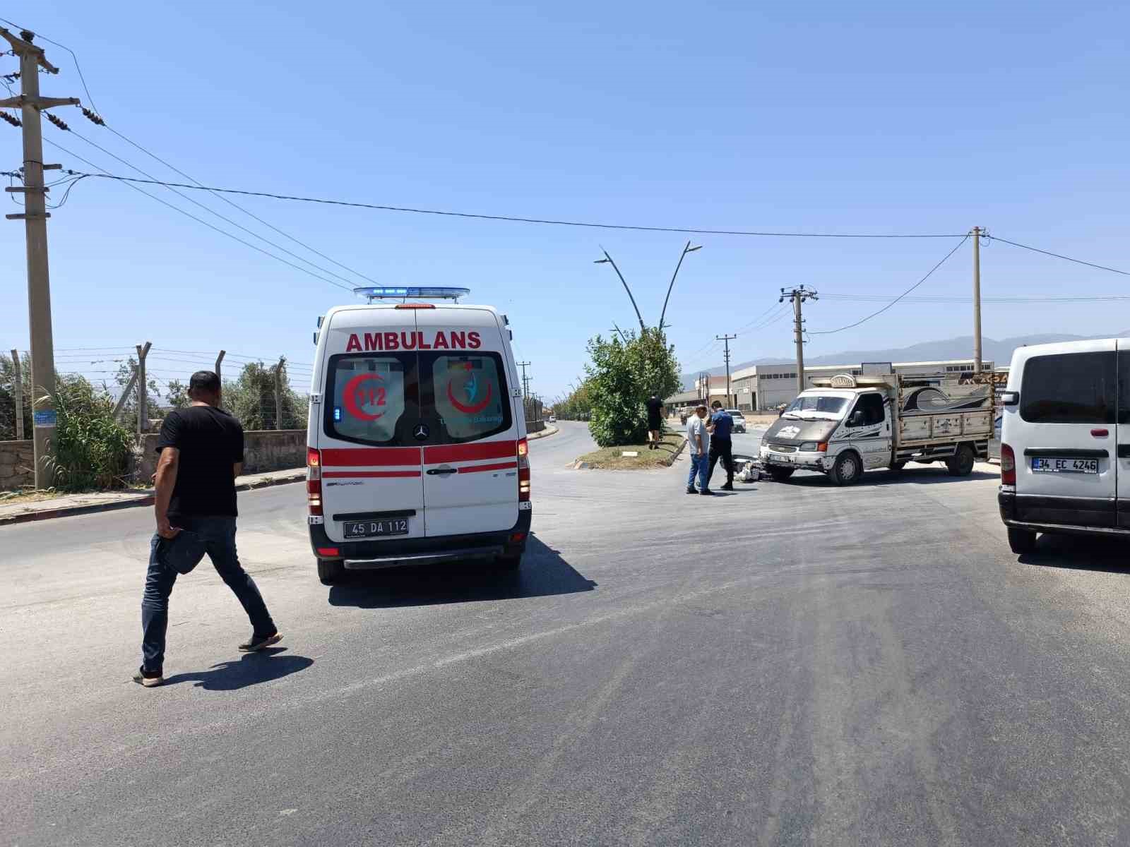 Manisa’da kamyonet motosikletle çarpıştı: 1 yaralı
