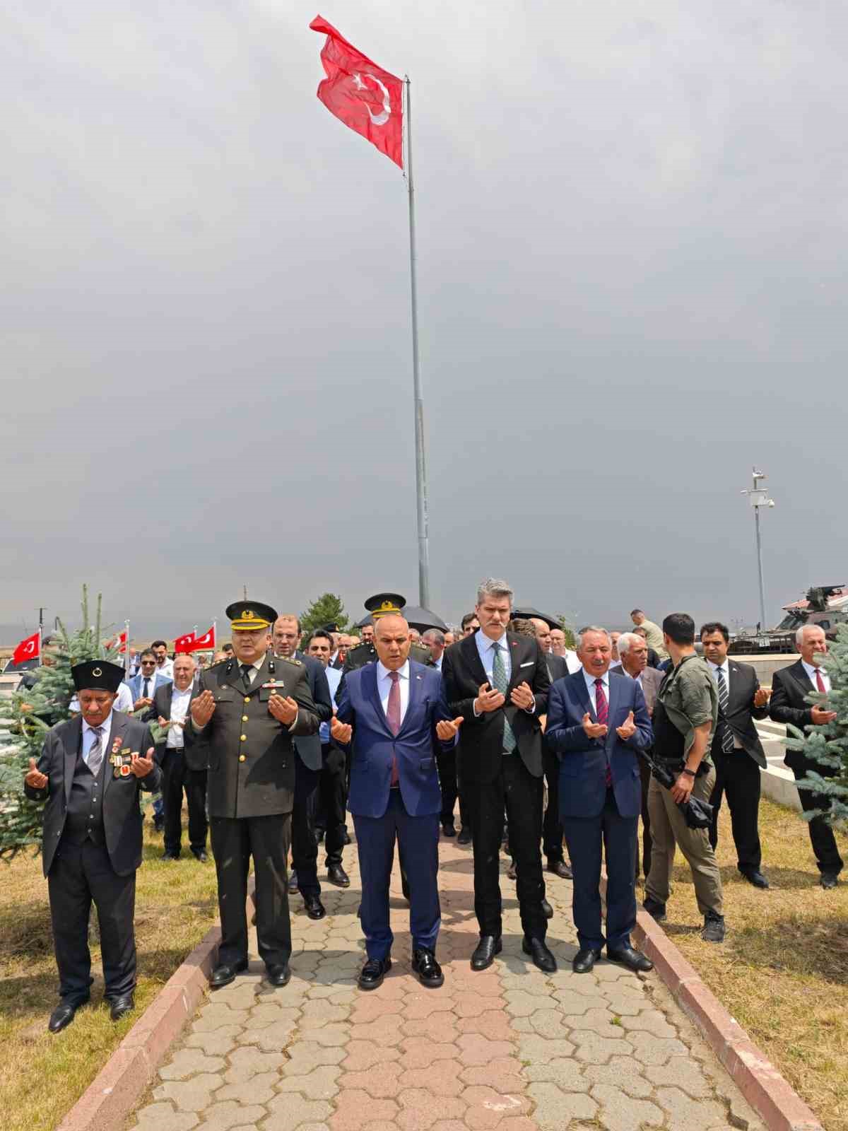 Ağrı Valisi Koç, 15 Temmuz’u mevlid, şehitlik ziyareti ve aile buluşmalarıyla anıyor
