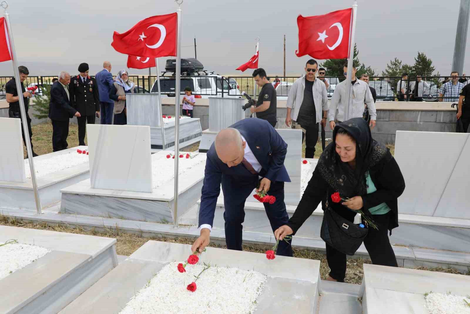 Ağrı Valisi Koç, 15 Temmuz’u mevlid, şehitlik ziyareti ve aile buluşmalarıyla anıyor
