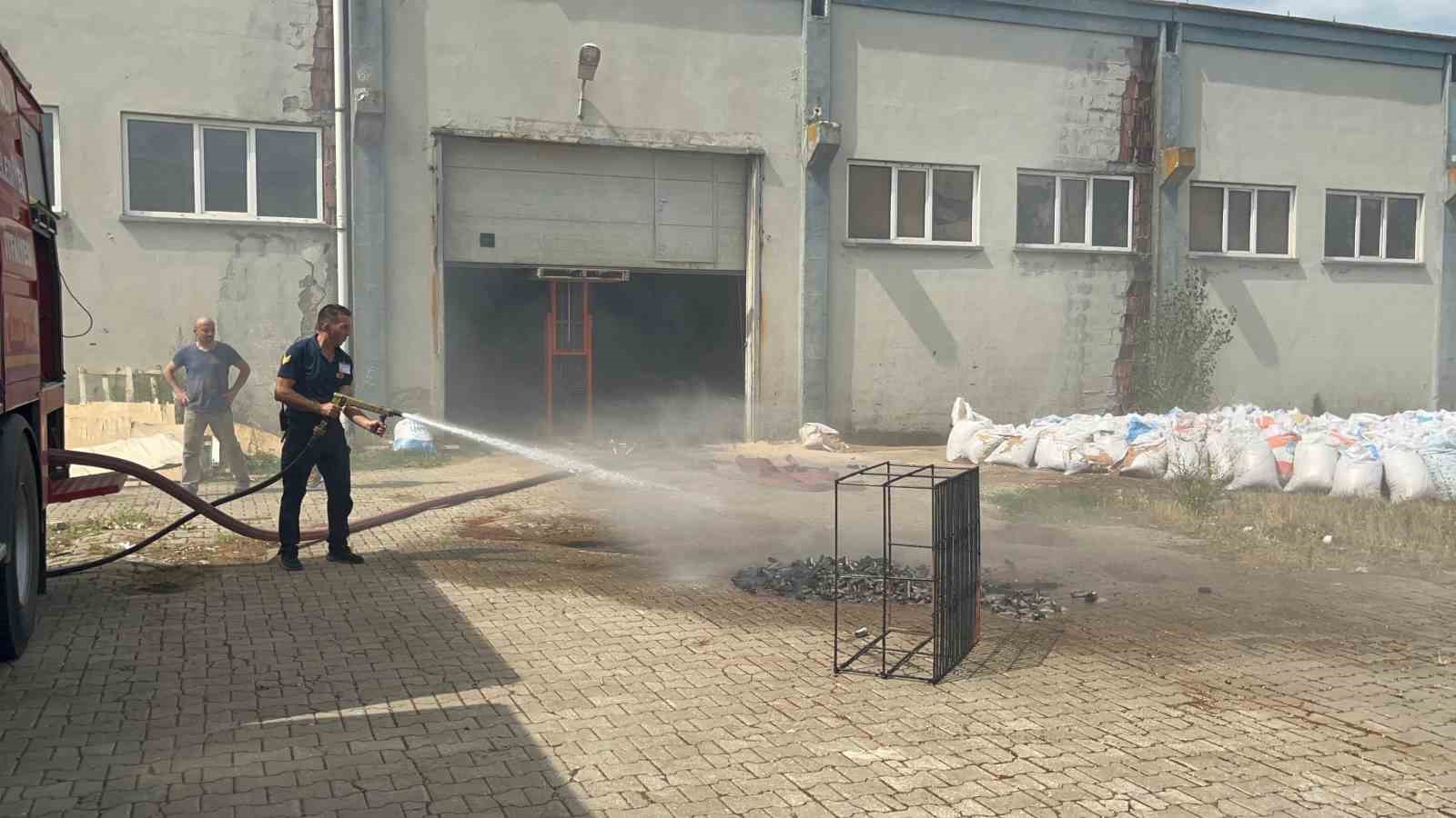 Mangal kömürü üreten fabrika az kalsın küle dönüyordu
