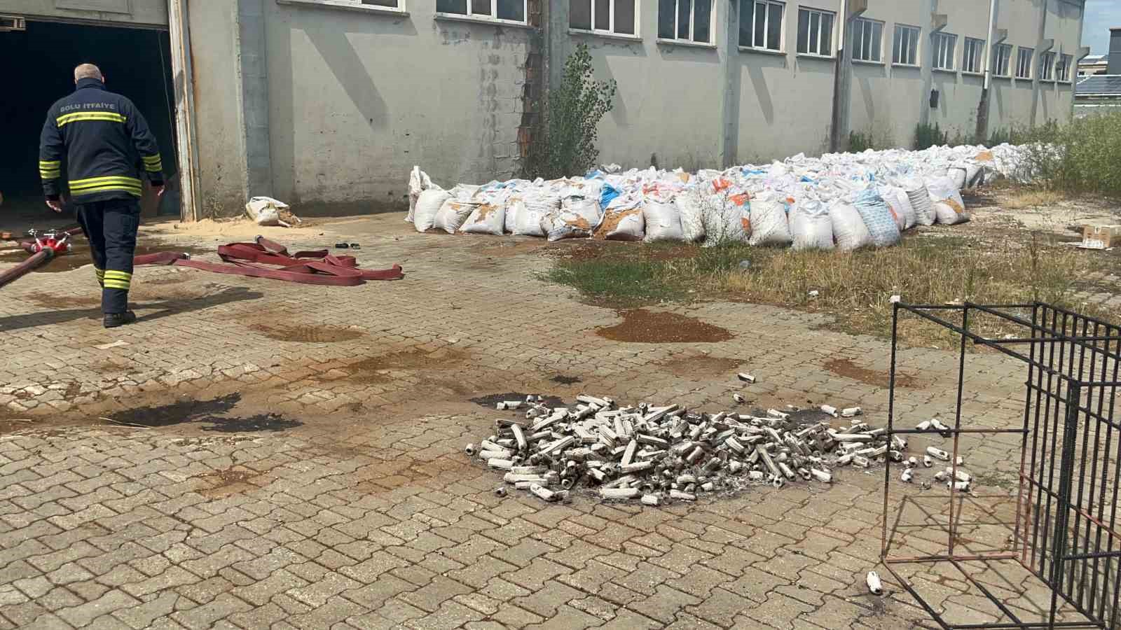 Mangal kömürü üreten fabrika az kalsın küle dönüyordu
