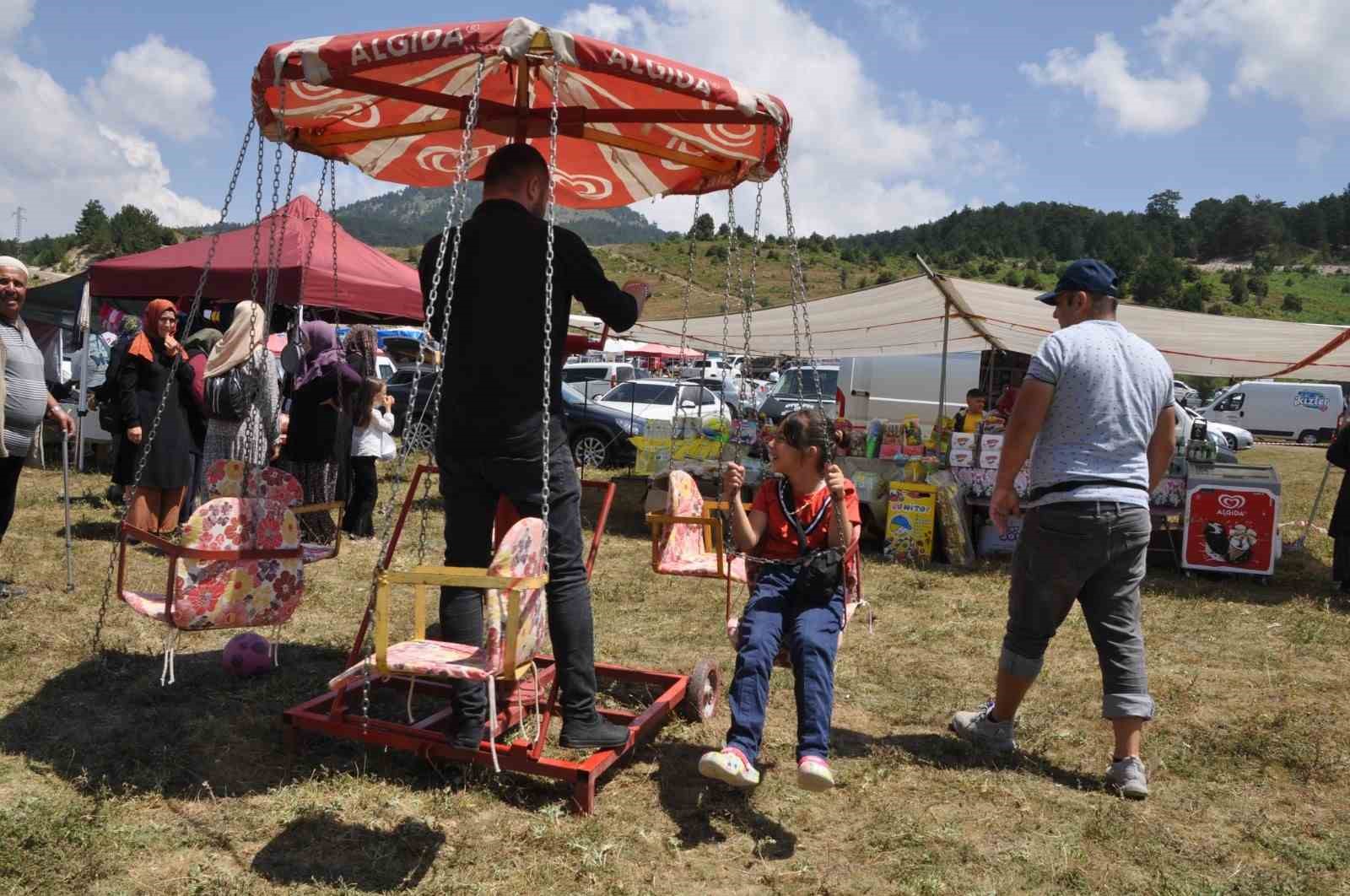 Binlerce kişinin katıldığı bayramda çocukların salıncak eğlencesi
