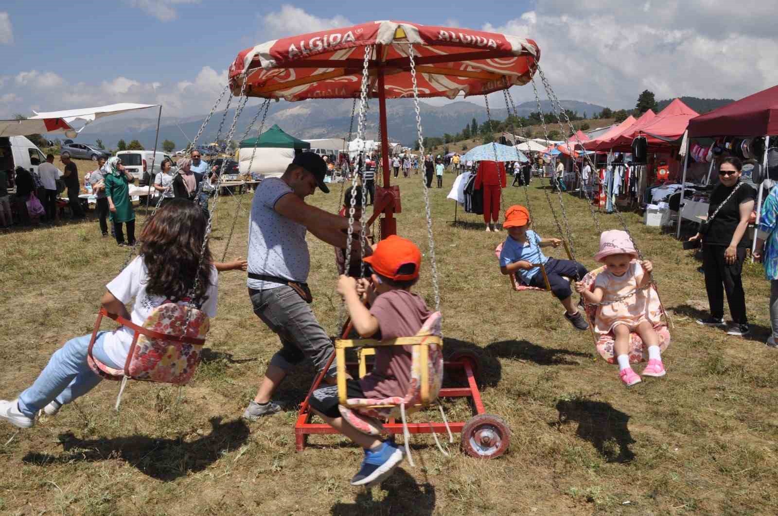 Binlerce kişinin katıldığı bayramda çocukların salıncak eğlencesi
