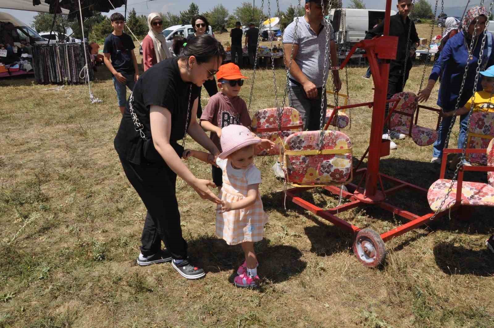 Binlerce kişinin katıldığı bayramda çocukların salıncak eğlencesi
