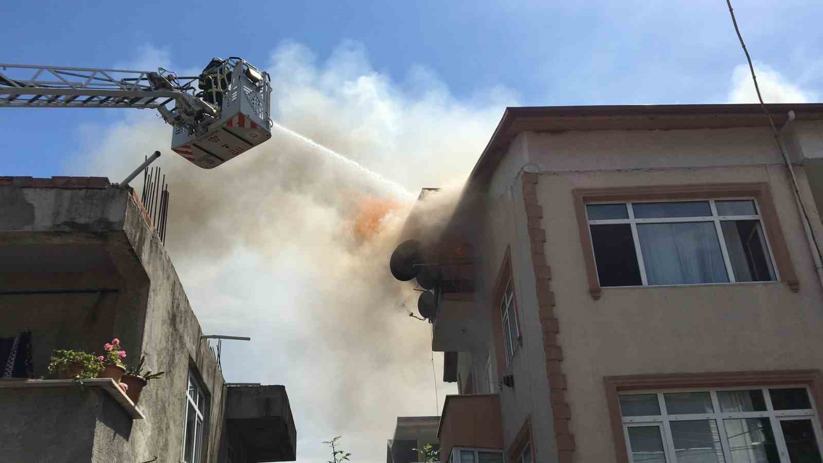 Çatıda çıkan yangın korkuttu: Vatandaşlar sokağa döküldü
