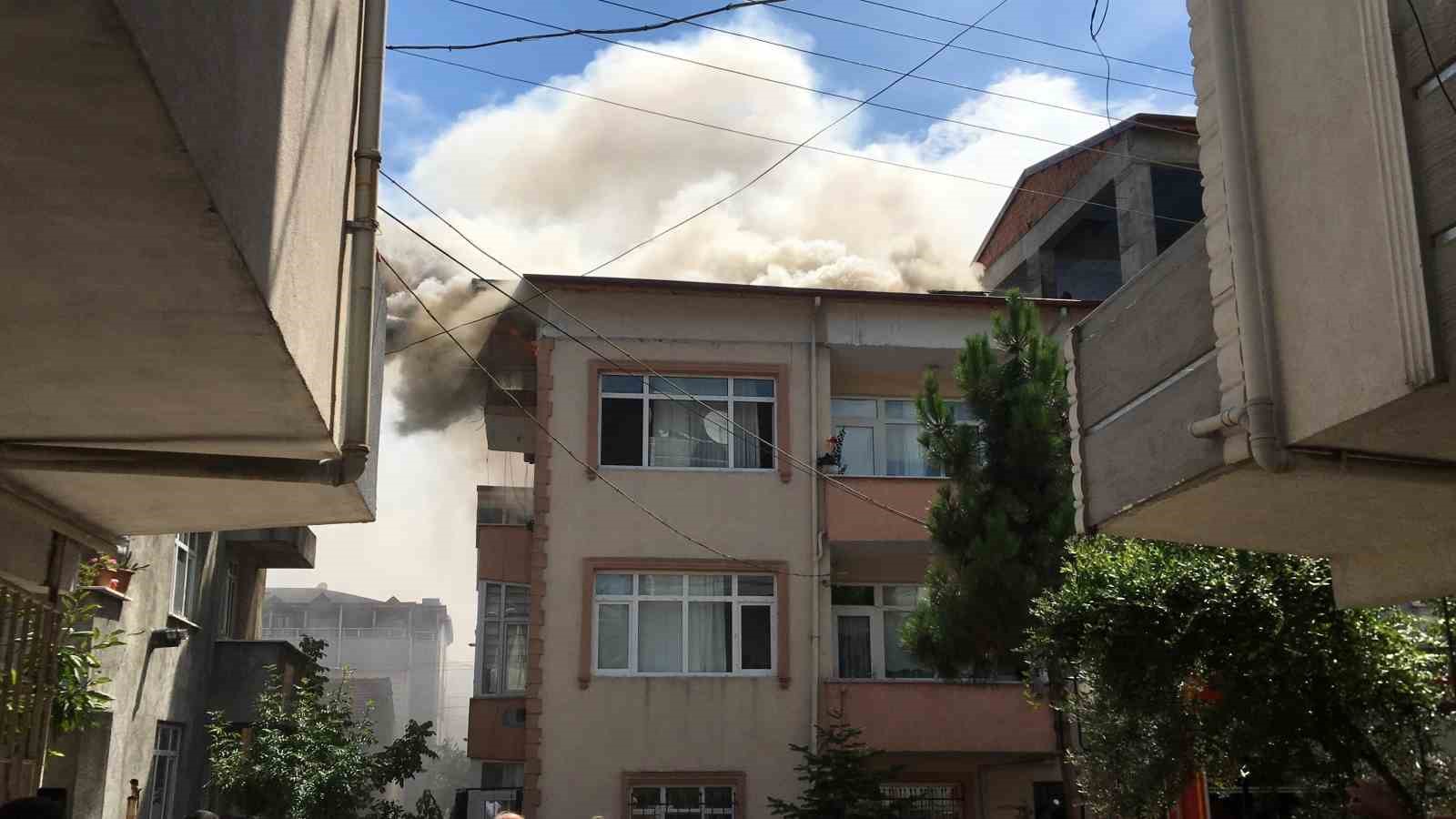 Çatıda çıkan yangın korkuttu: Vatandaşlar sokağa döküldü
