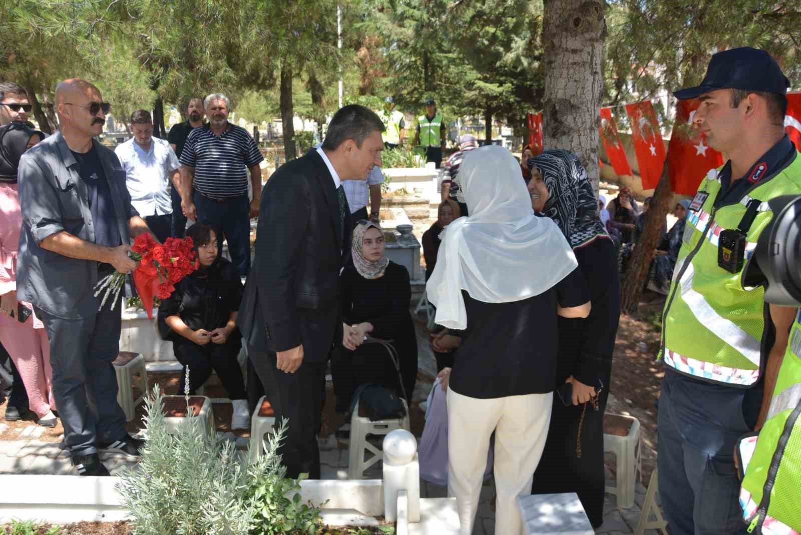 15 Temmuz şehidi Ağaroğlu, mezarı başında anıldı
