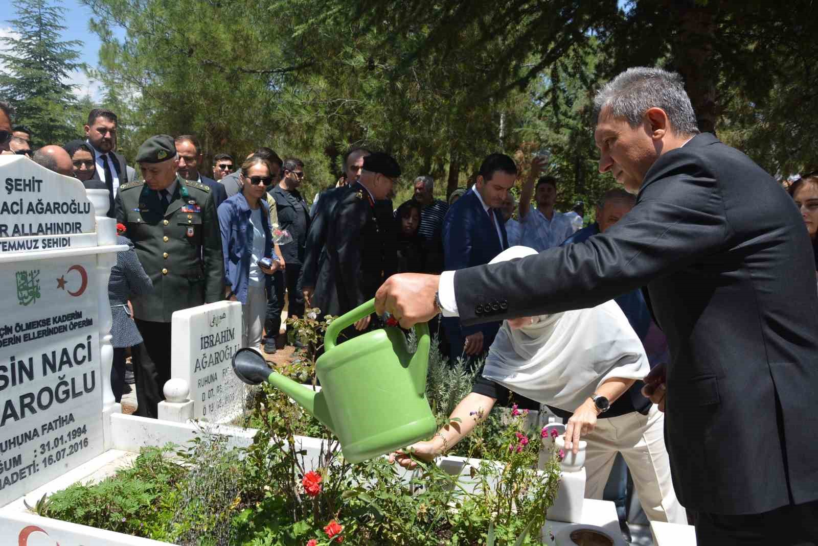 15 Temmuz şehidi Ağaroğlu, mezarı başında anıldı
