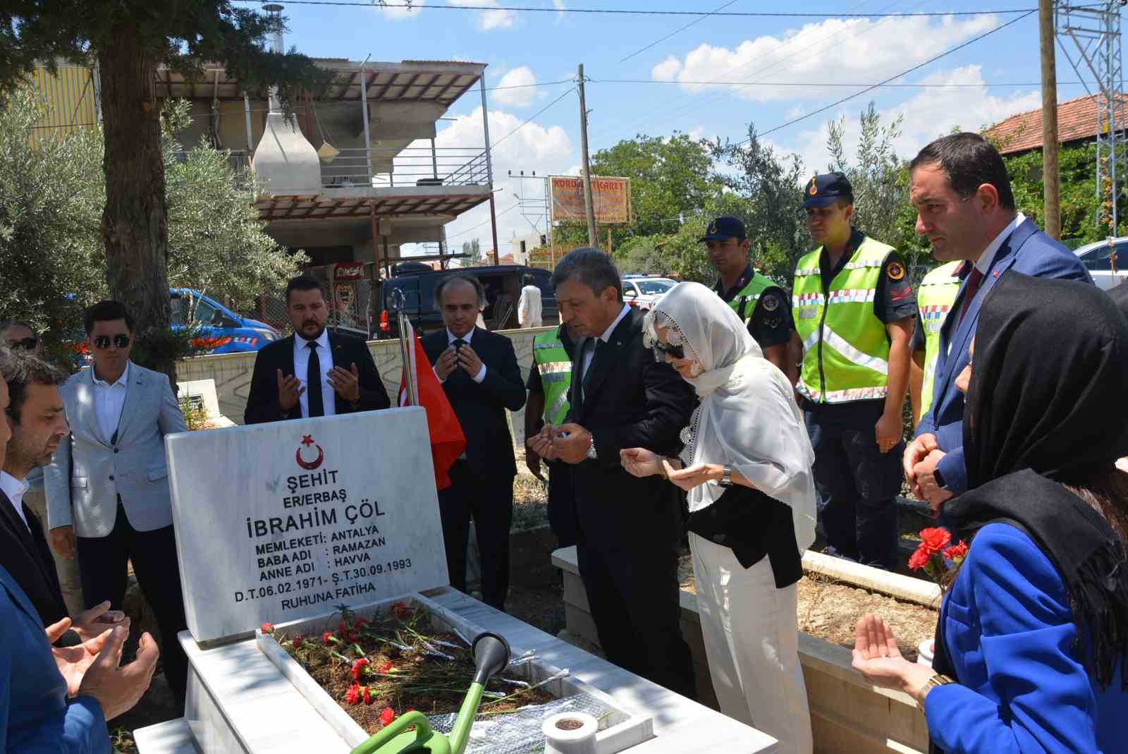 15 Temmuz şehidi Ağaroğlu, mezarı başında anıldı
