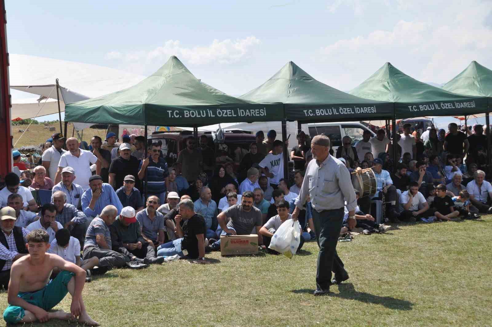 70 yaşındaki duyarlı dede: Binlerce kişinin katıldığı bayramda çöpleri topluyor
