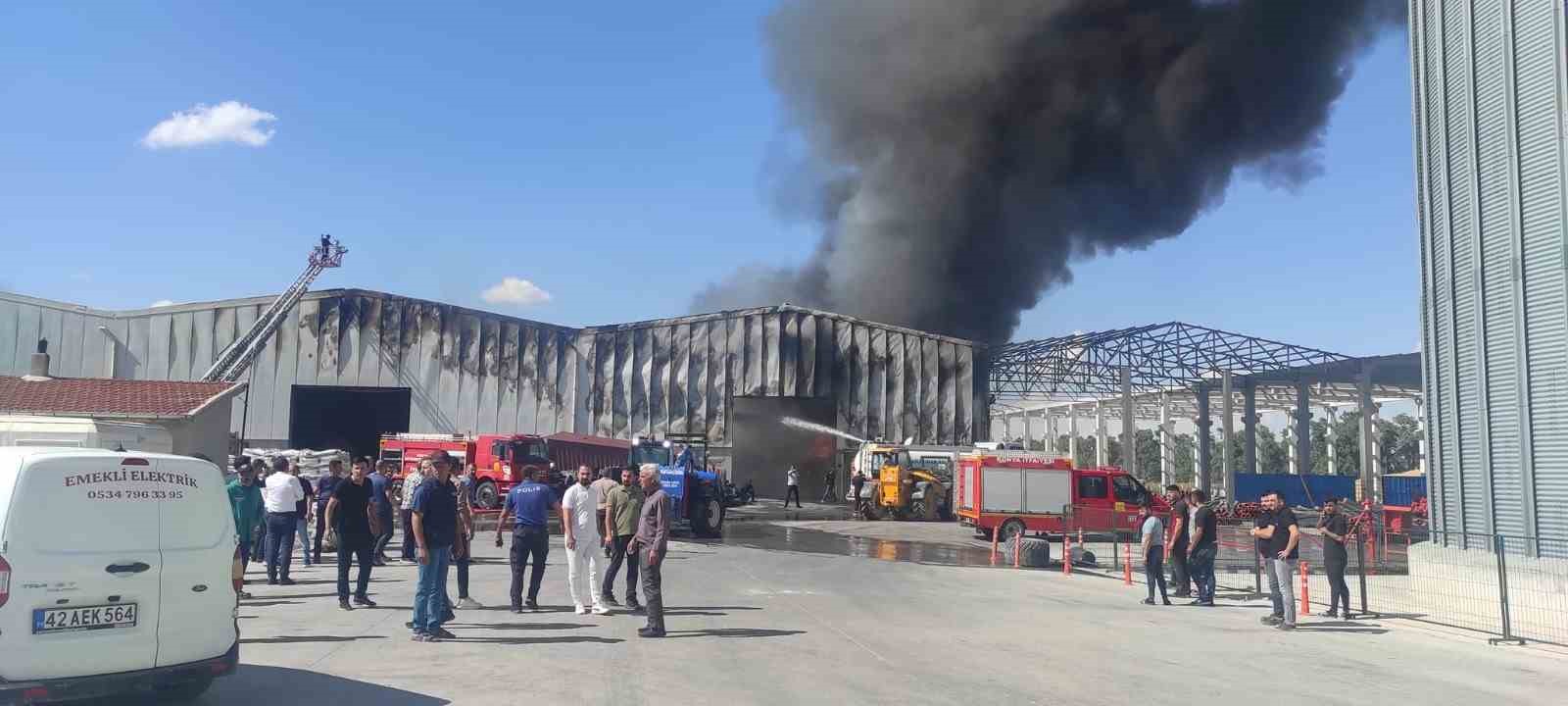 Konya’da tarım deposunda yangın
