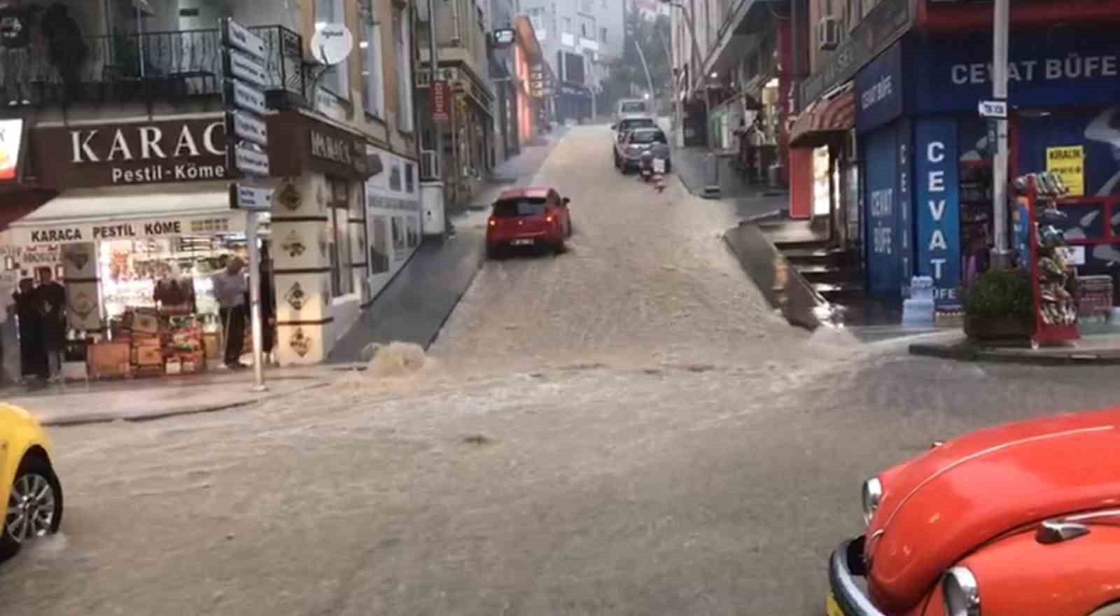 Şiddetli yağış sonrası Gümüşhane-Bayburt yolu kapandı
