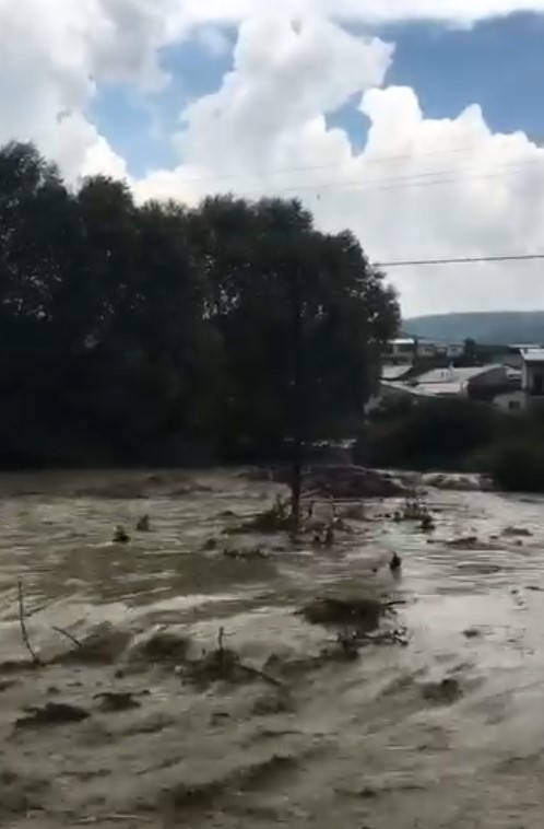 Şiddetli yağış sonrası Gümüşhane-Bayburt yolu kapandı
