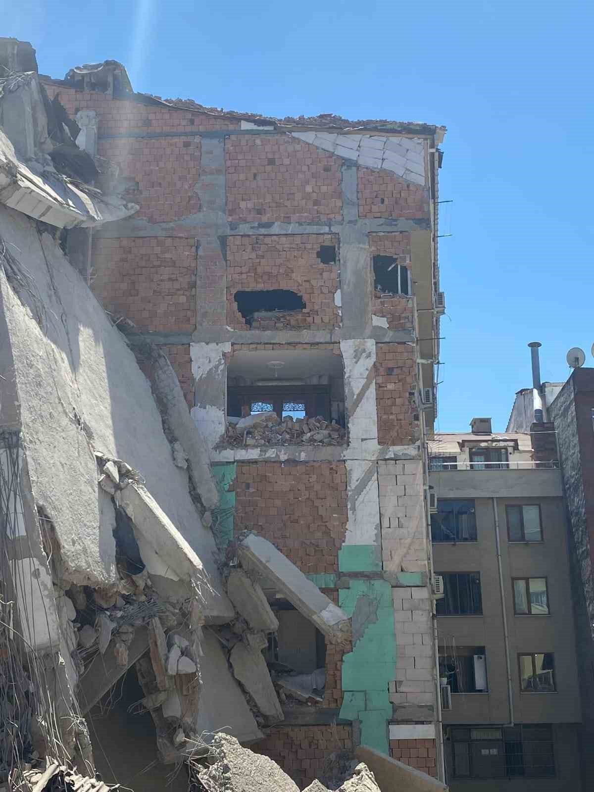 Sultangazi’de yıkım çalışması sırasında bitişikteki bina zarar gördü
