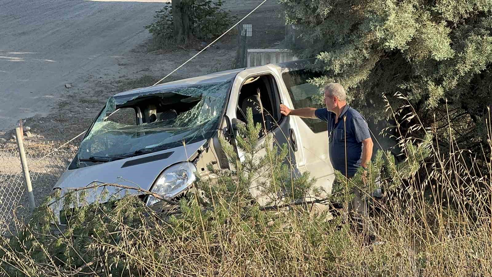 Minibüs şarampole uçtu: 1 ölü, 2 yaralı
