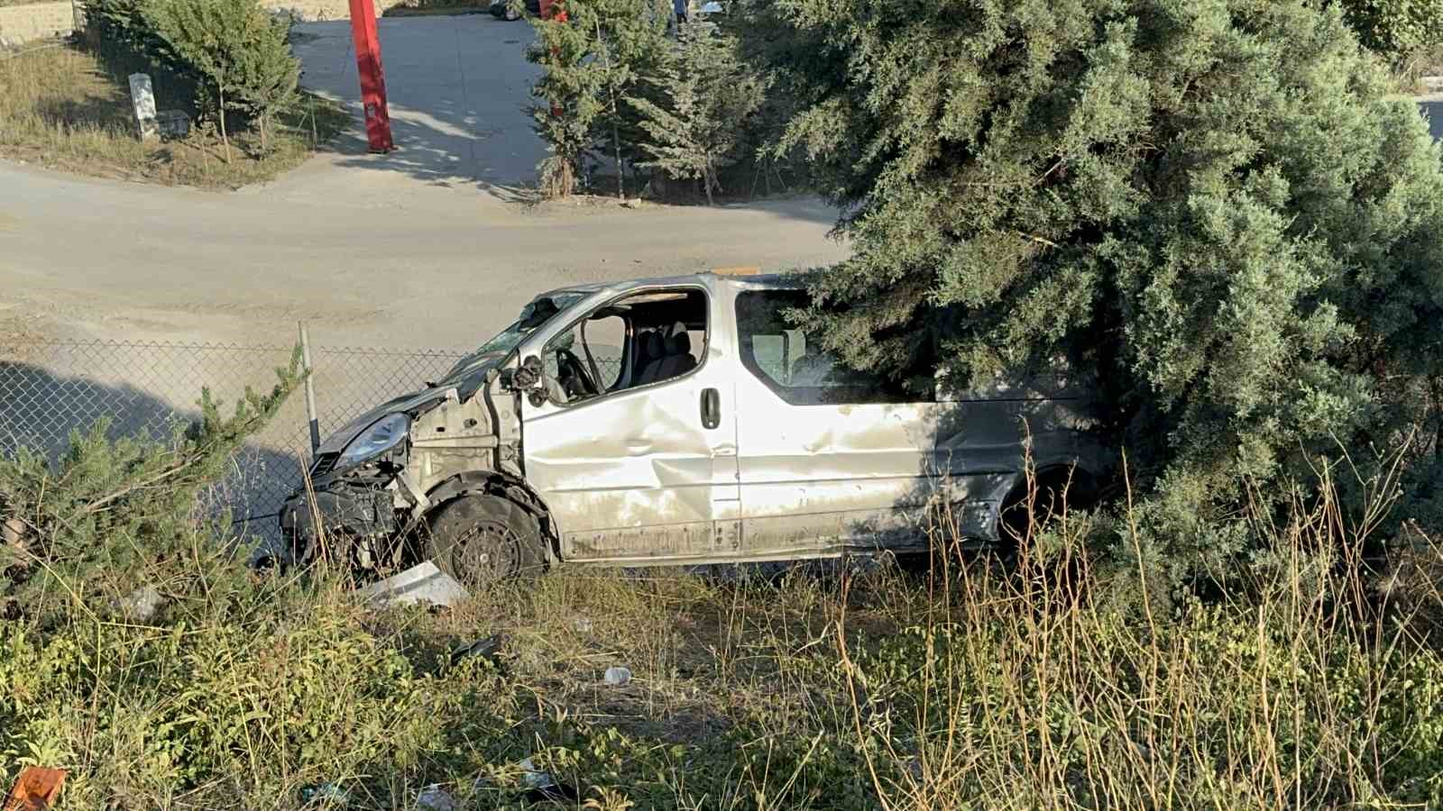 Minibüs şarampole uçtu: 1 ölü, 2 yaralı
