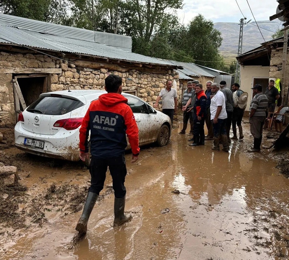 Sağanak yağış Tercan’da sel, su baskınlarına neden oldu
