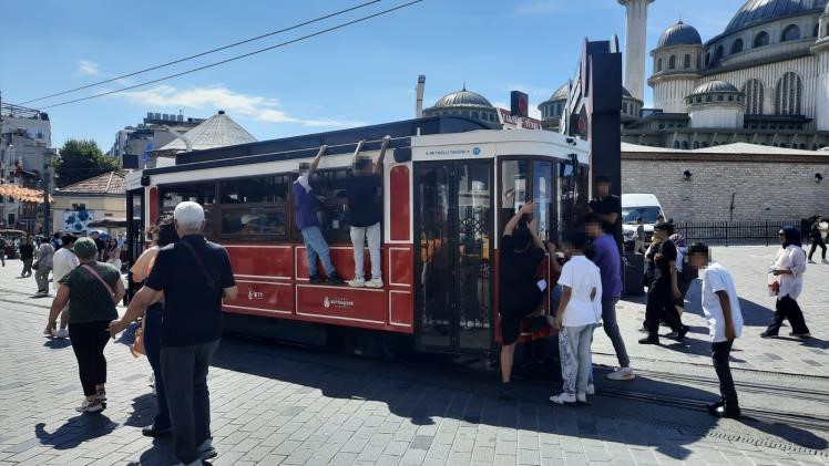 Beyoğlu’nda nostaljik tramvaydaki tehlikeli yolculuk kamerada
