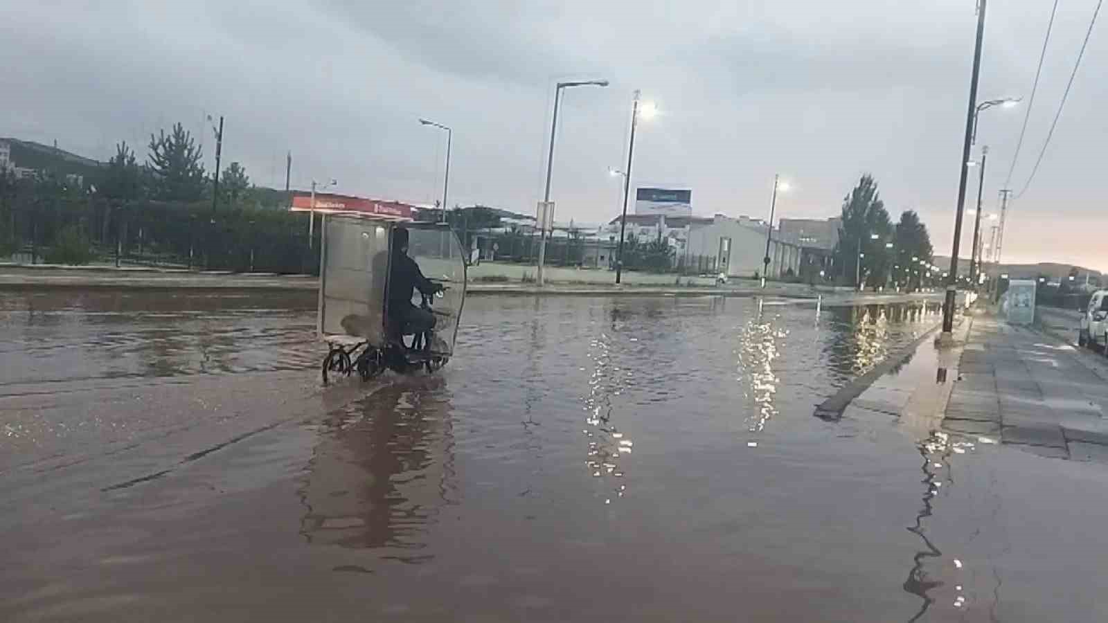 Yağmurda Cumhuriyet Üniversitesi çevresi adeta göle döndü
