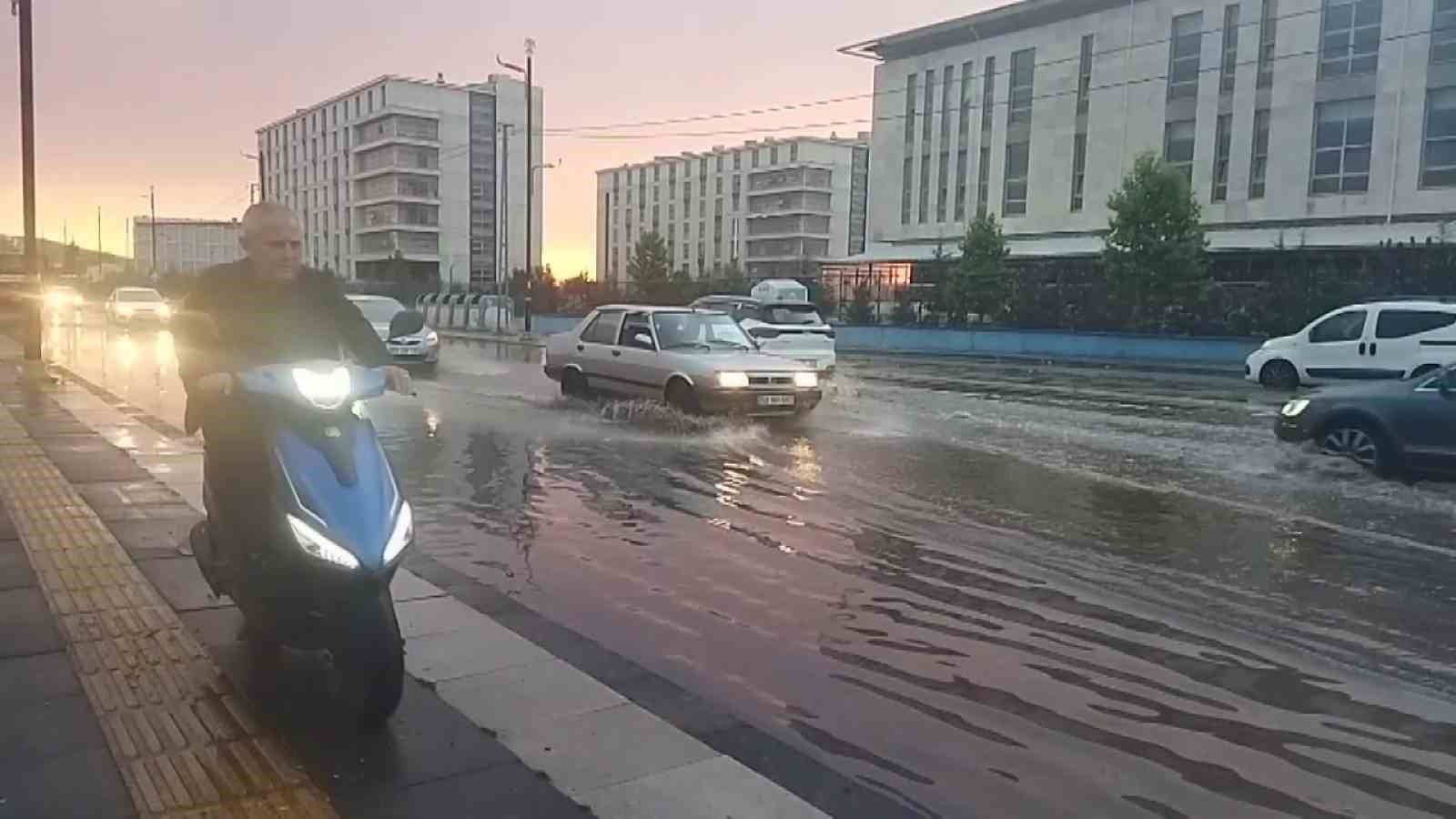 Yağmurda Cumhuriyet Üniversitesi çevresi adeta göle döndü
