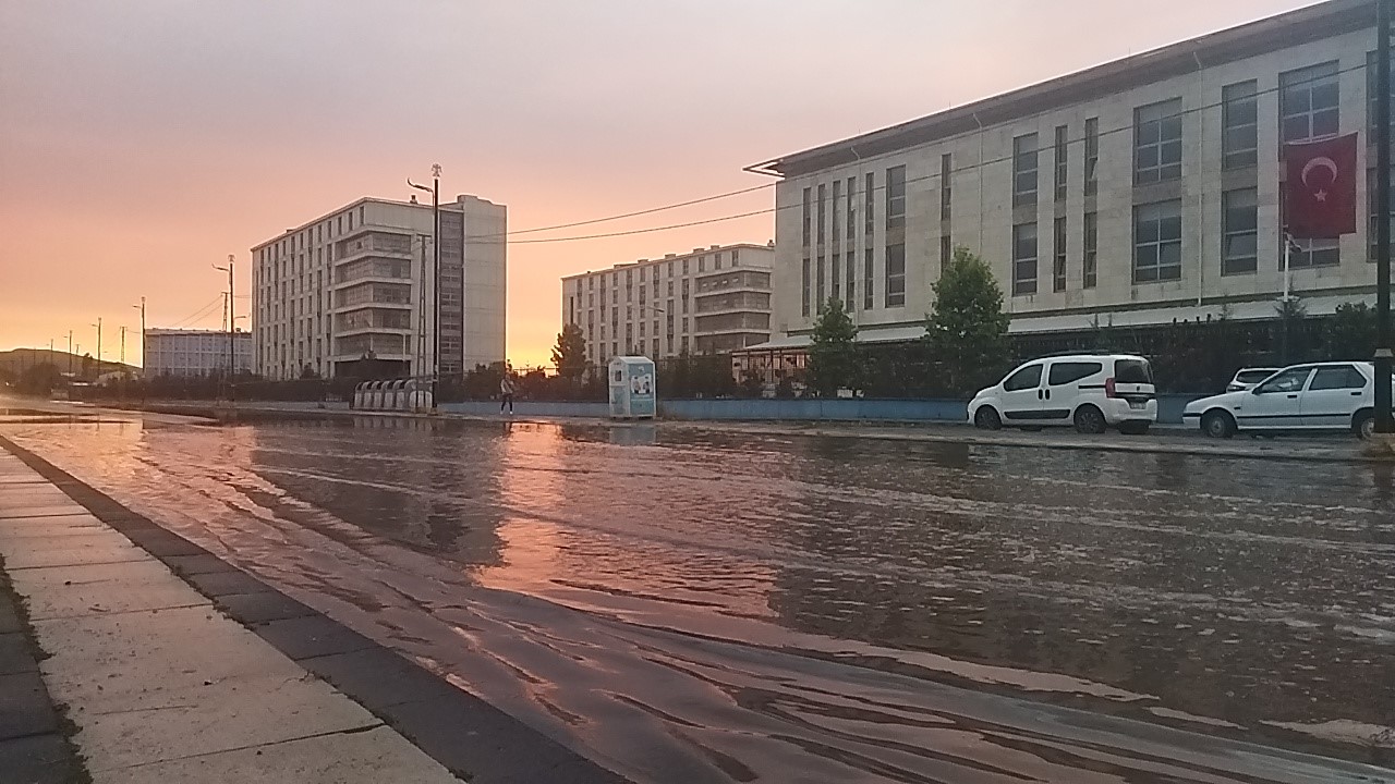 Yağmurda Cumhuriyet Üniversitesi çevresi adeta göle döndü
