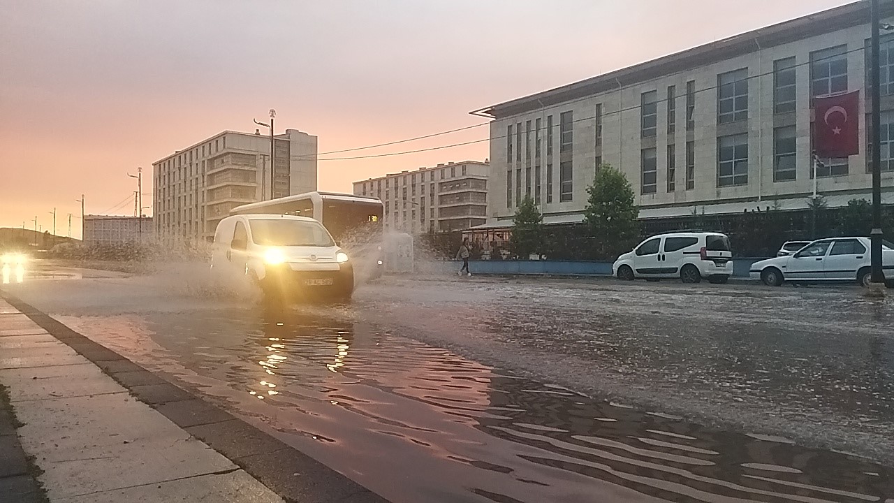 Yağmurda Cumhuriyet Üniversitesi çevresi adeta göle döndü
