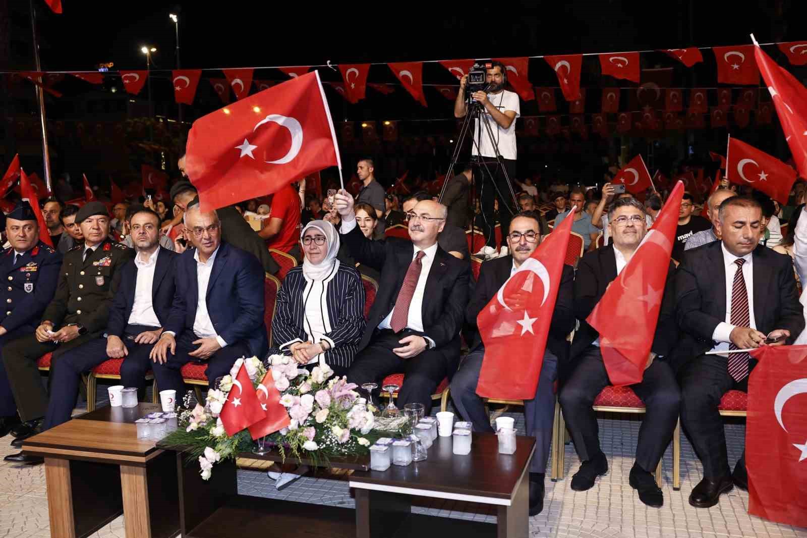 Adana’da ‘15 Temmuz Demokrasi ve Birlik Günü’ nöbeti tutuldu
