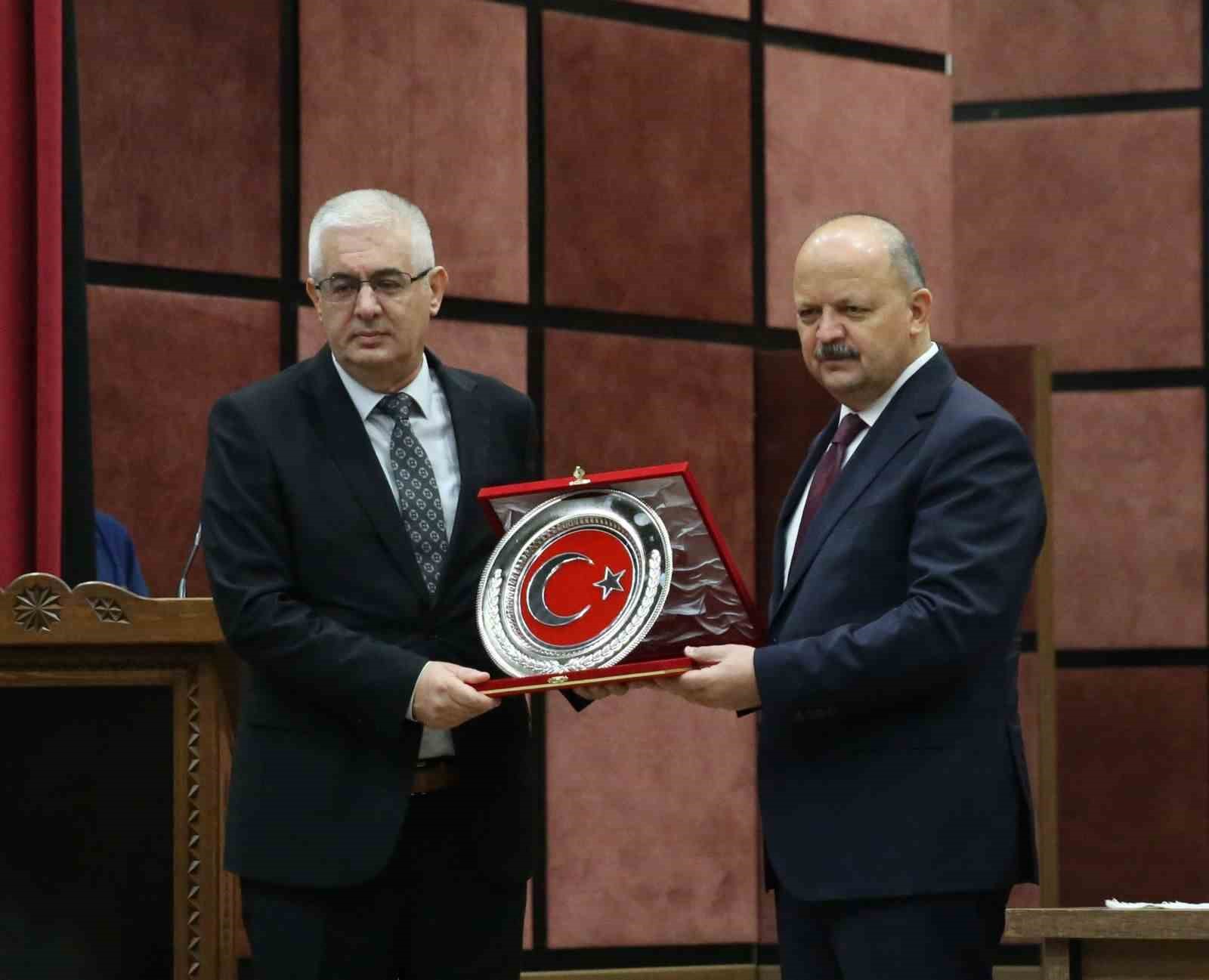 Prof. Dr. Şerif Demir: “Yeni anayasadan vazgeçildiği sürece o darbe ruhundan kurtulmamız mümkün değil