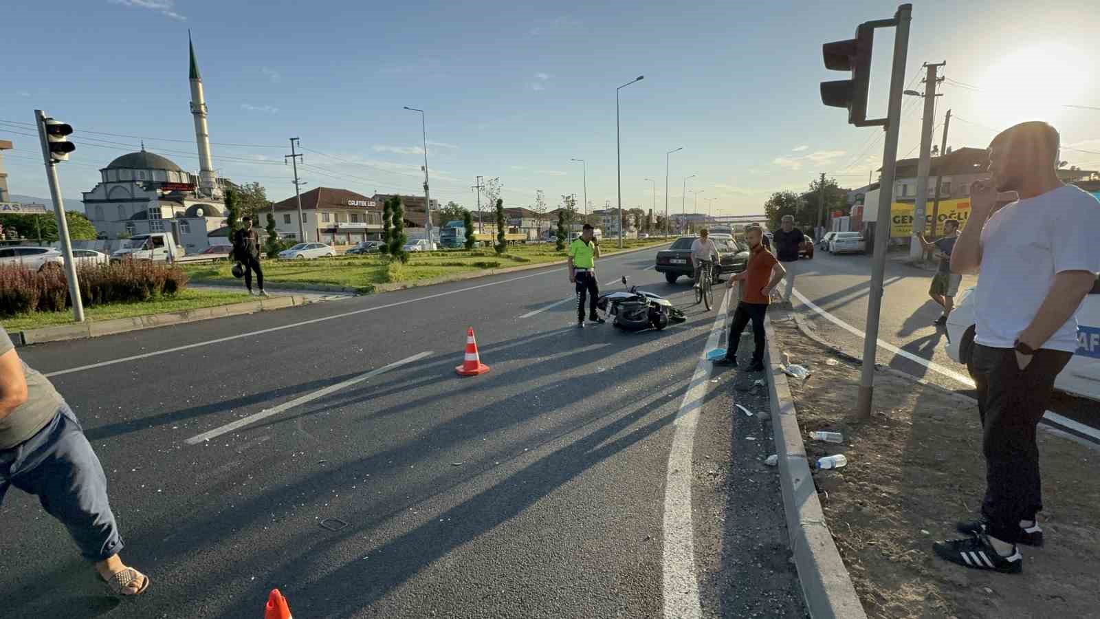 Düzce’de otomobil motosikletle çarpıştı: 3 yaralı
