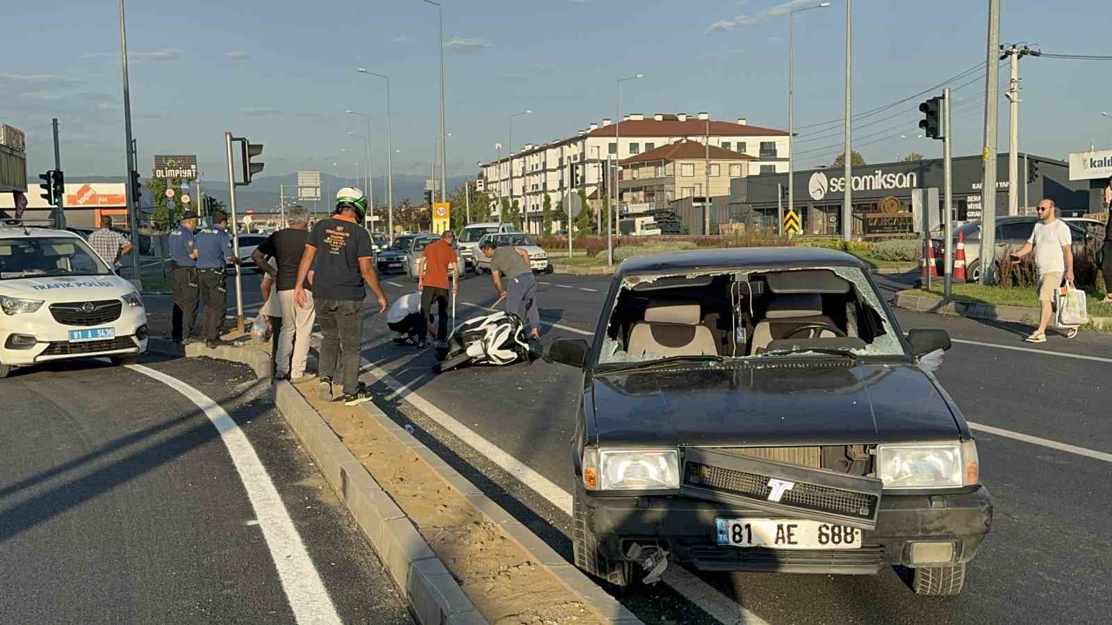 Düzce’de otomobil motosikletle çarpıştı: 3 yaralı
