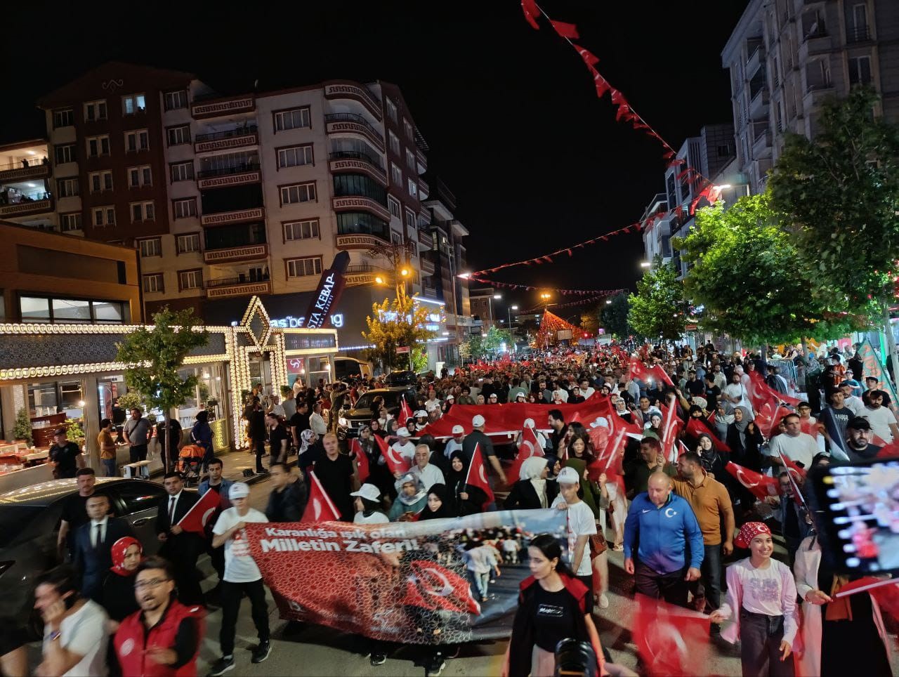 Van’da binlerce kişi ’15 Temmuz’ yürüyüşüne katıldı
