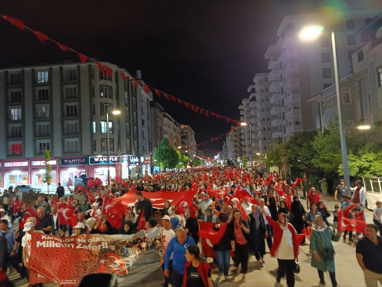 Van’da binlerce kişi ’15 Temmuz’ yürüyüşüne katıldı
