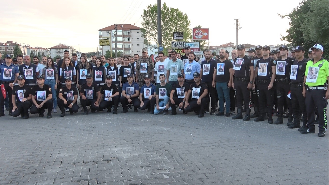 Polisler 15 Temmuz şehitlerinin resimlerini göğüslerinde taşıdı
