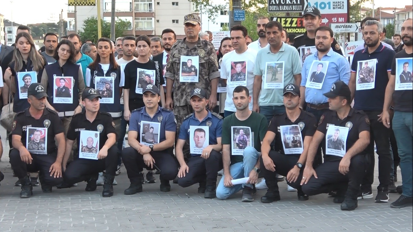 Polisler 15 Temmuz şehitlerinin resimlerini göğüslerinde taşıdı
