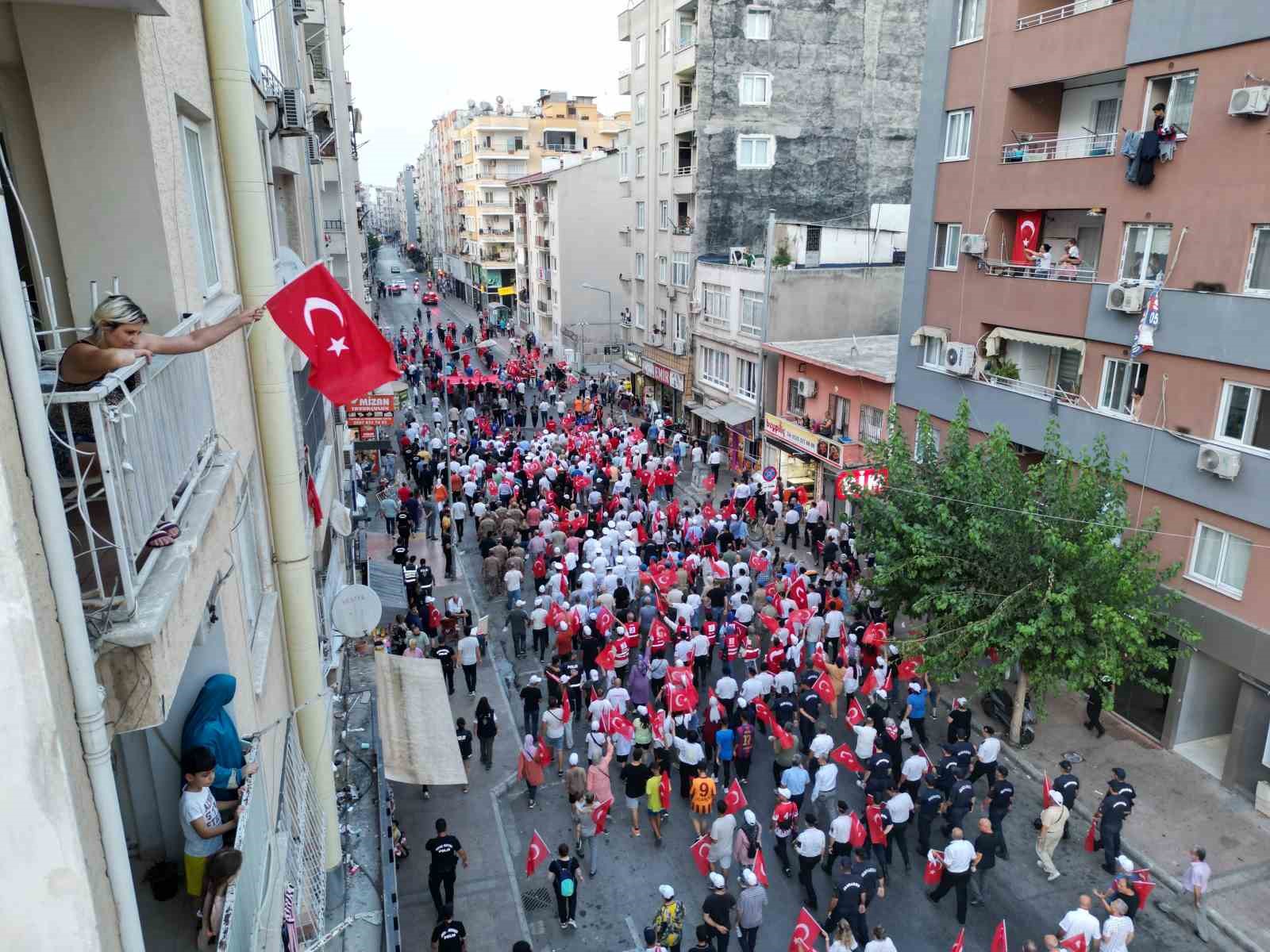 Mersin’de 15 Temmuz anma yürüyüşü düzenlendi, demokrasi nöbeti tutuldu
