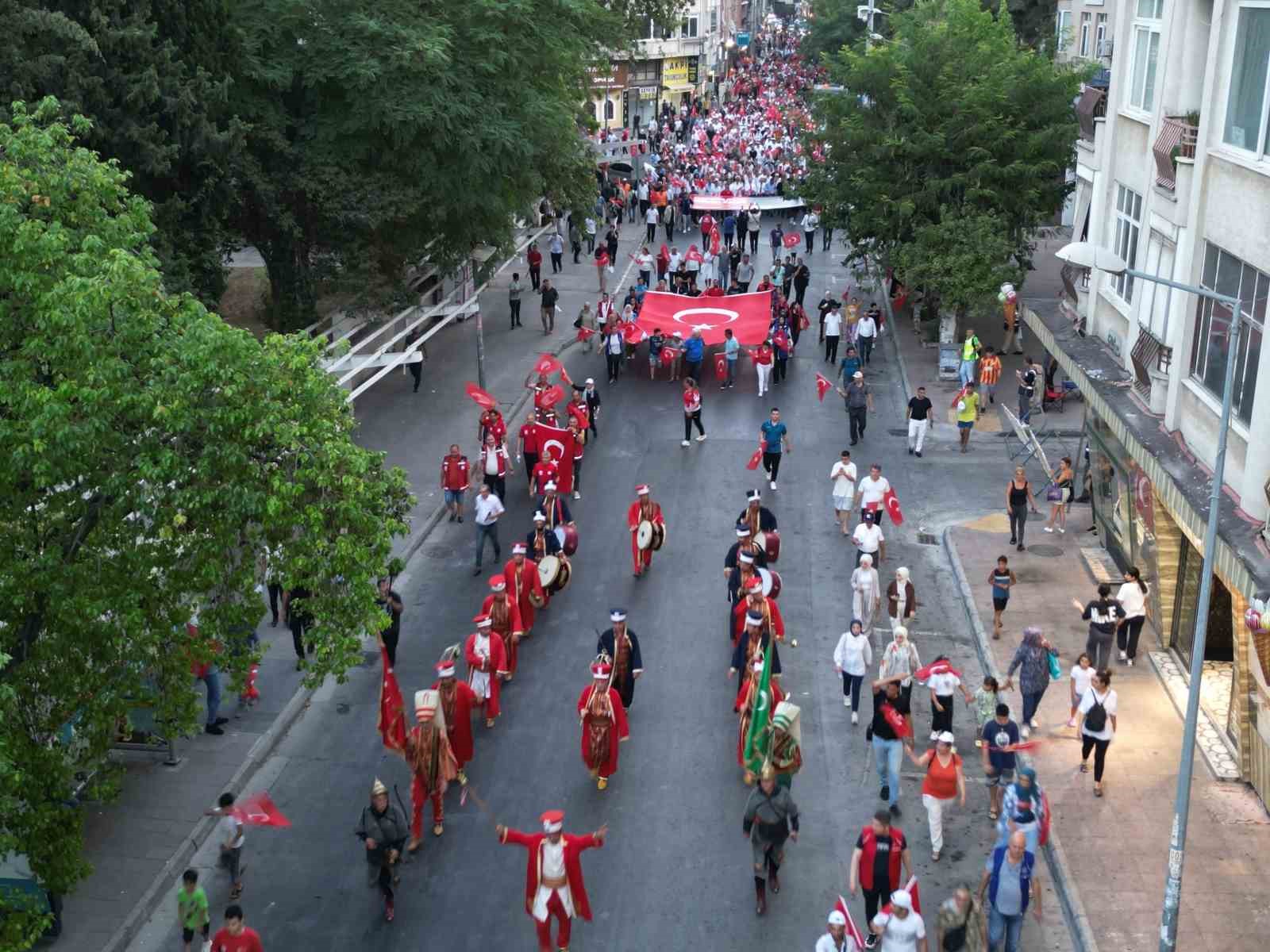 Mersin’de 15 Temmuz anma yürüyüşü düzenlendi, demokrasi nöbeti tutuldu
