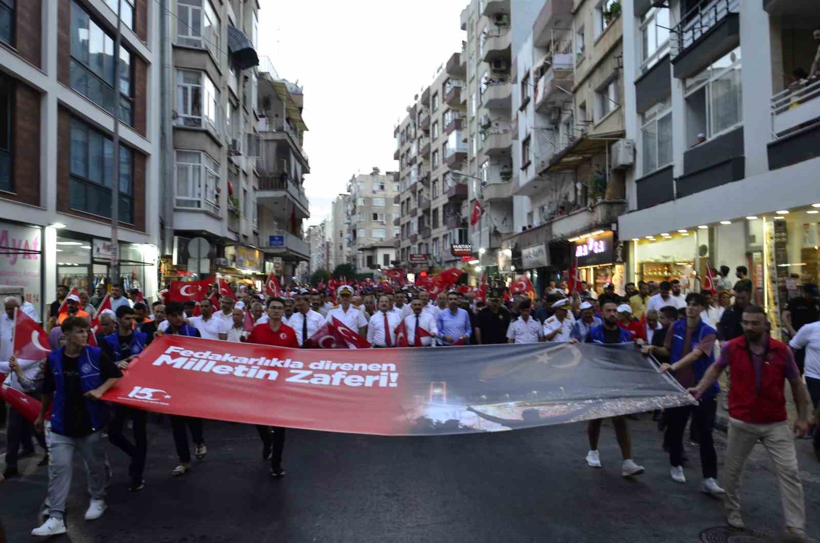 Mersin’de 15 Temmuz anma yürüyüşü düzenlendi, demokrasi nöbeti tutuldu
