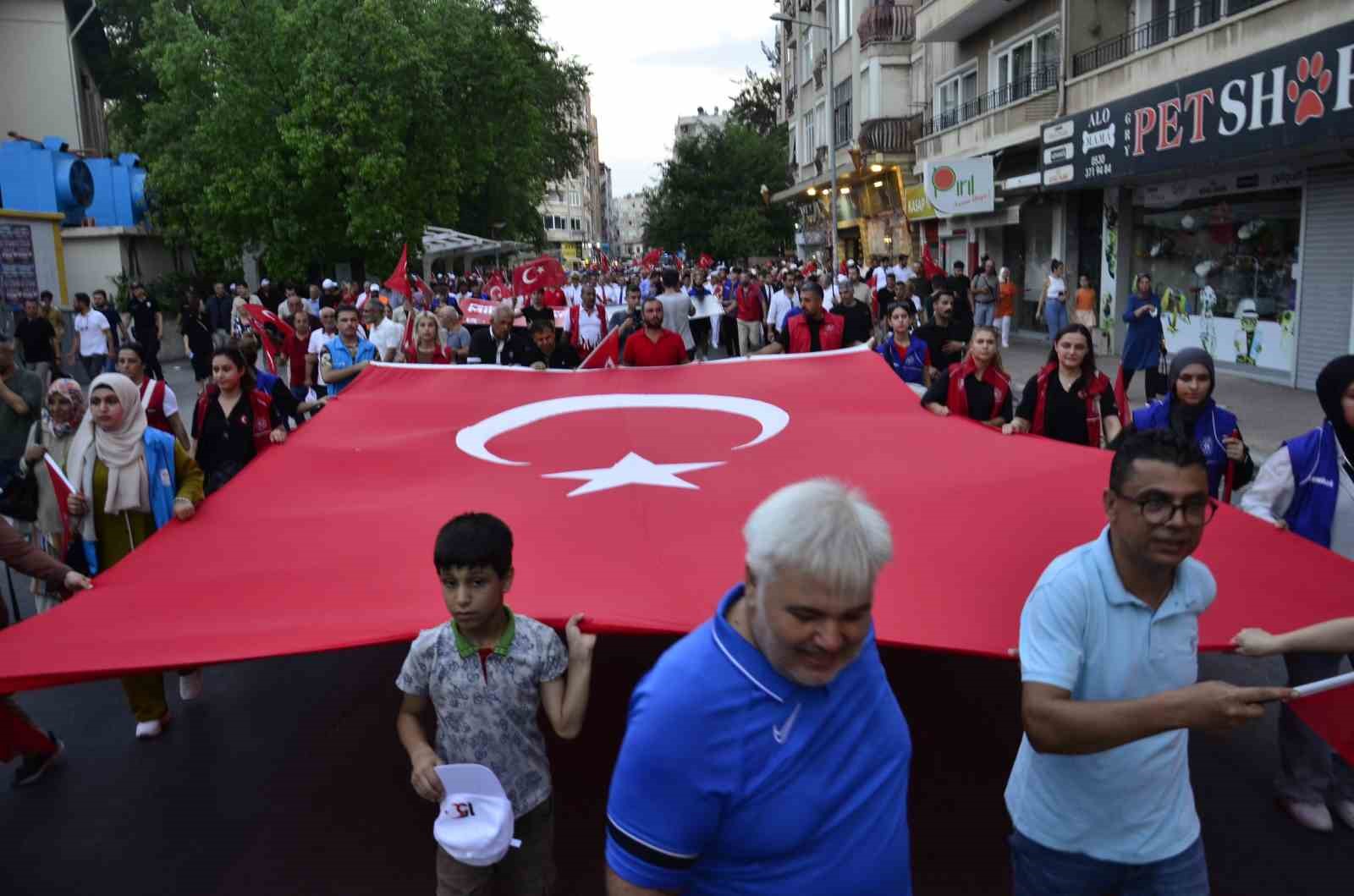 Mersin’de 15 Temmuz anma yürüyüşü düzenlendi, demokrasi nöbeti tutuldu
