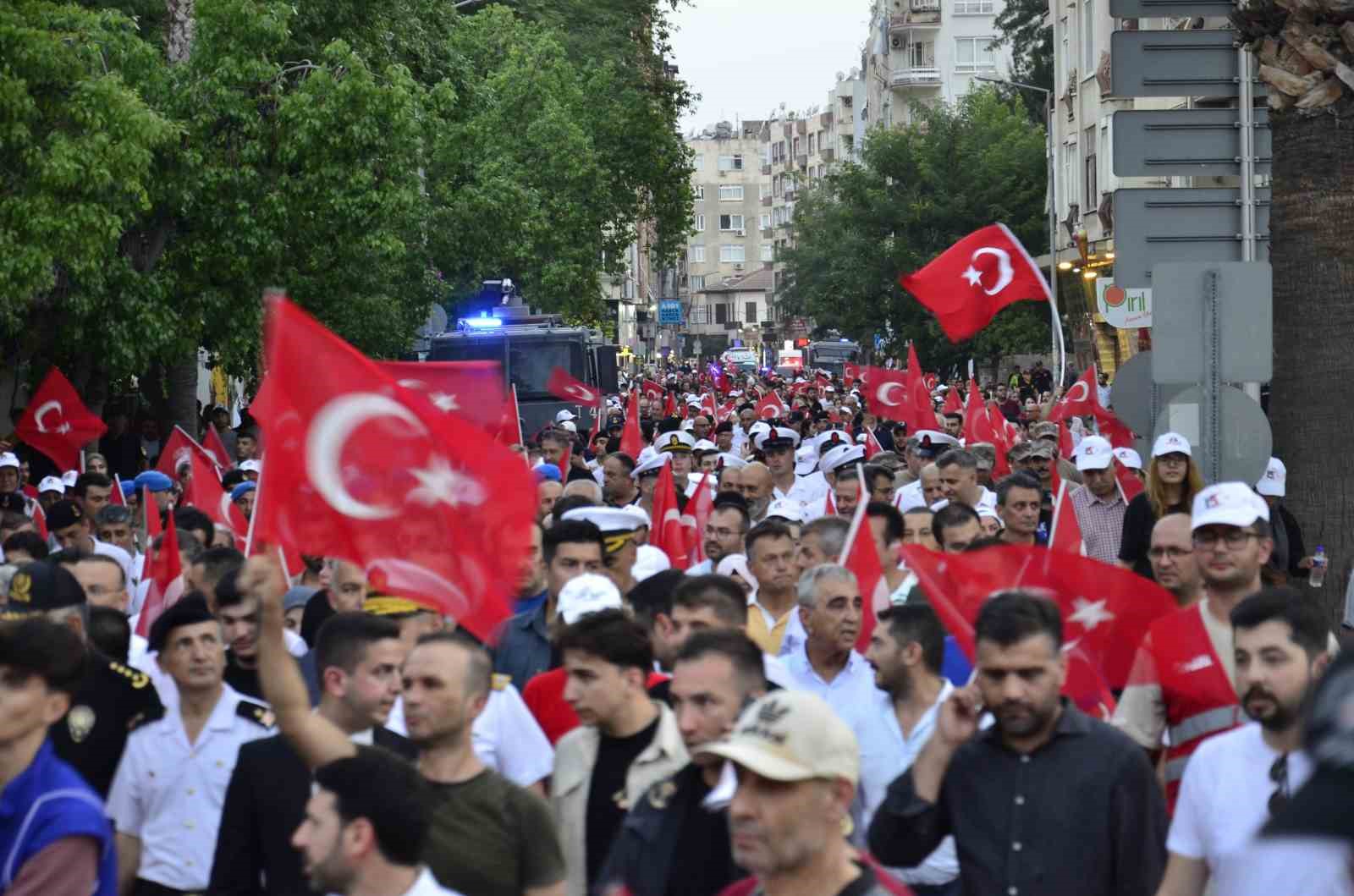 Mersin’de 15 Temmuz anma yürüyüşü düzenlendi, demokrasi nöbeti tutuldu
