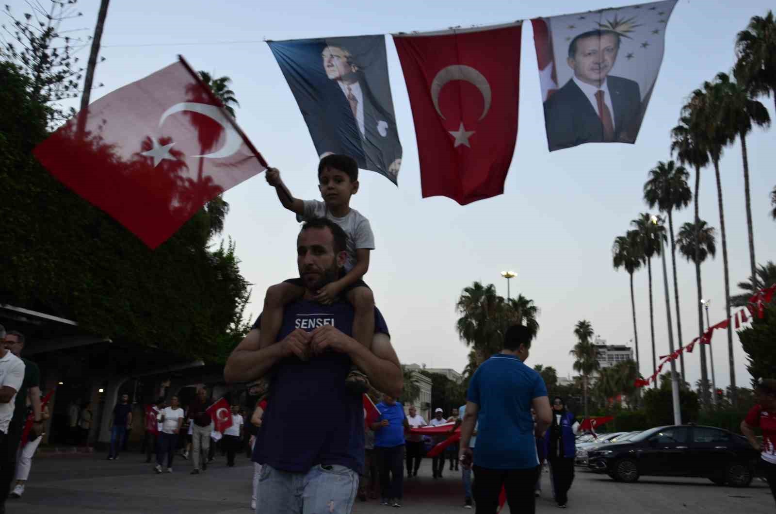 Mersin’de 15 Temmuz anma yürüyüşü düzenlendi, demokrasi nöbeti tutuldu
