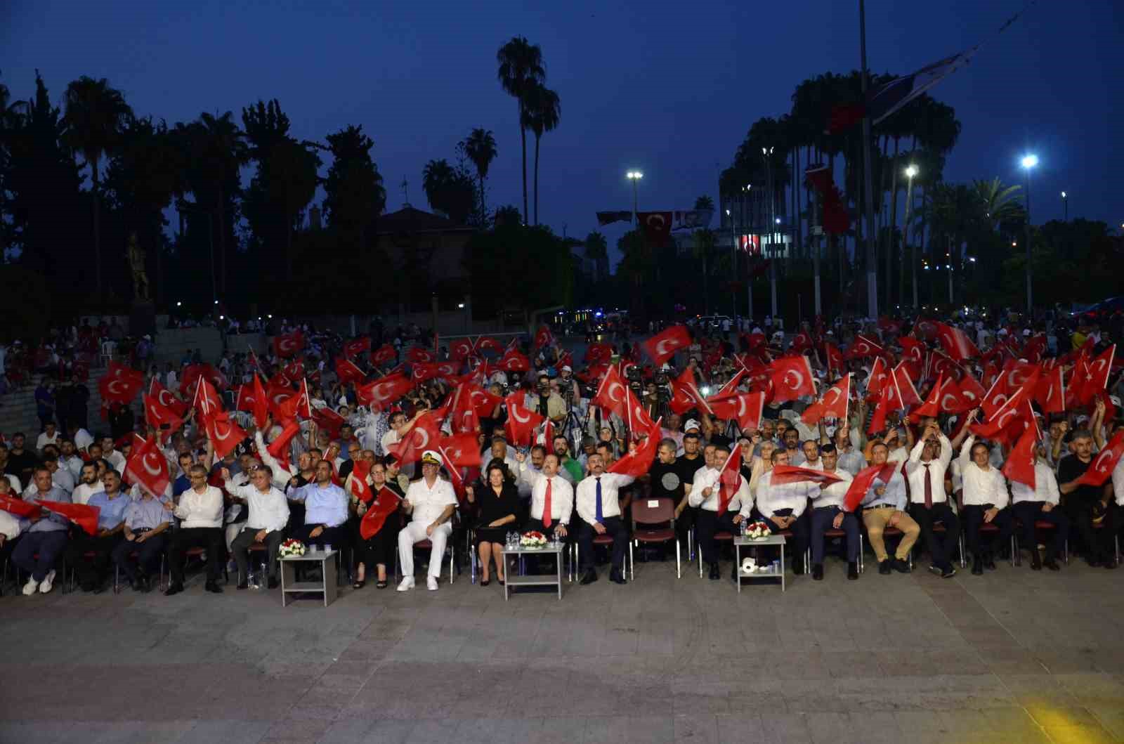 Mersin’de 15 Temmuz anma yürüyüşü düzenlendi, demokrasi nöbeti tutuldu
