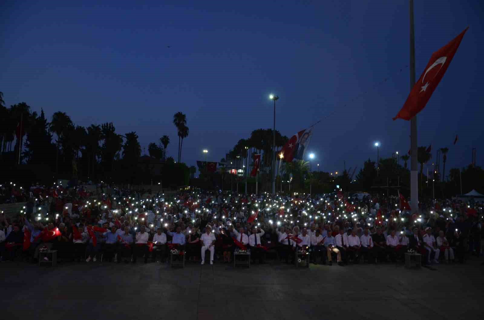 Mersin’de 15 Temmuz anma yürüyüşü düzenlendi, demokrasi nöbeti tutuldu
