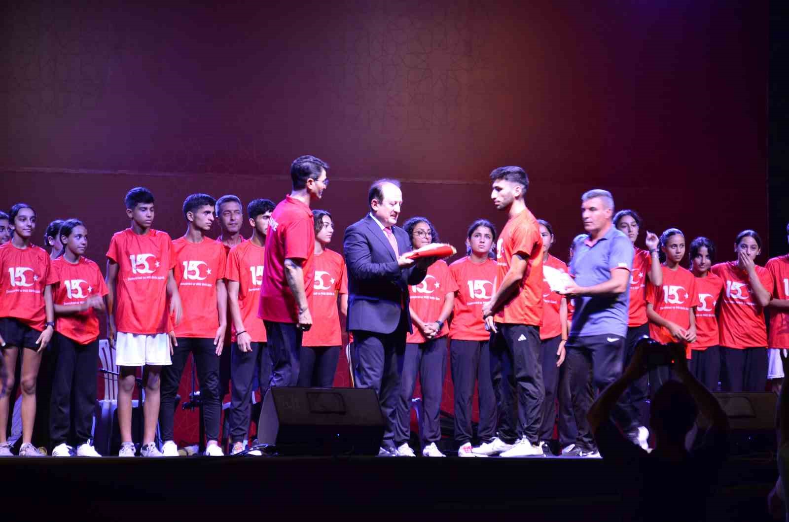 Mersin’de 15 Temmuz anma yürüyüşü düzenlendi, demokrasi nöbeti tutuldu
