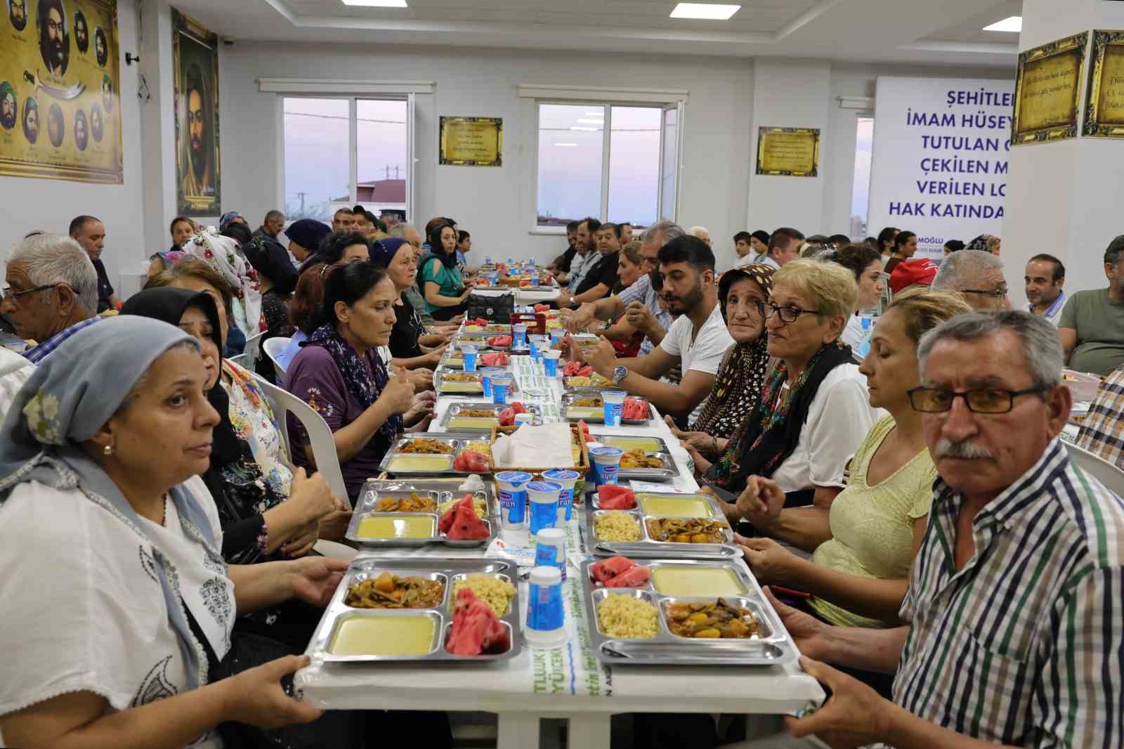 İmamoğlu Büyükçekmece’de Muharrem matemi lokmasına ortak oldu
