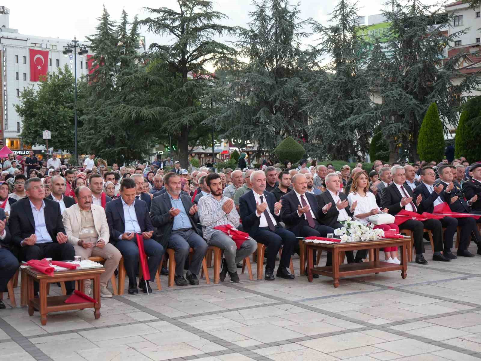 Hain darbe girişiminin 8’nci yıldönümünde yüzlerce vatandaş Kastamonu’da tek yürek oldu
