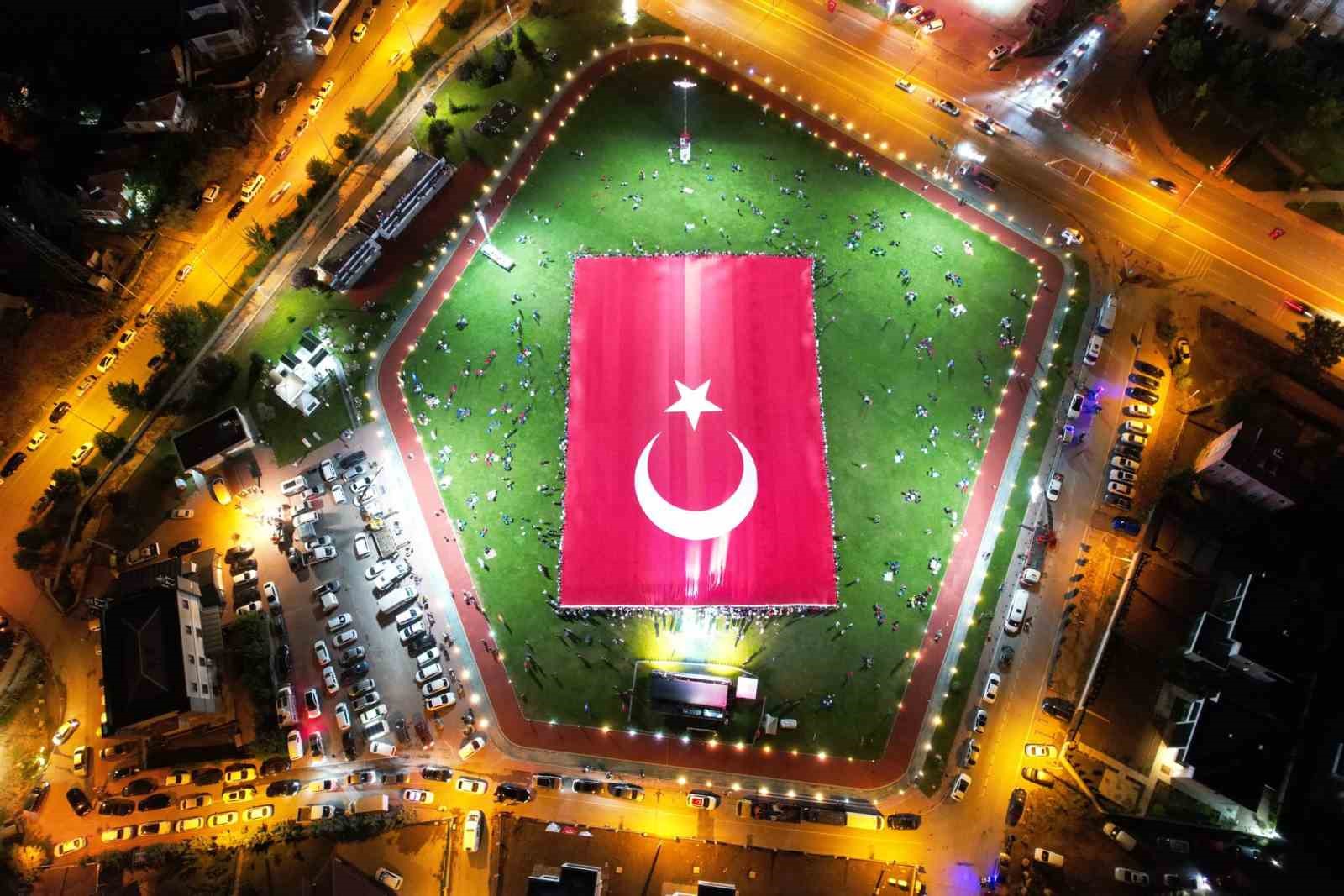 Dünyanın en büyük Türk bayrağı Kayseri’de açıldı
