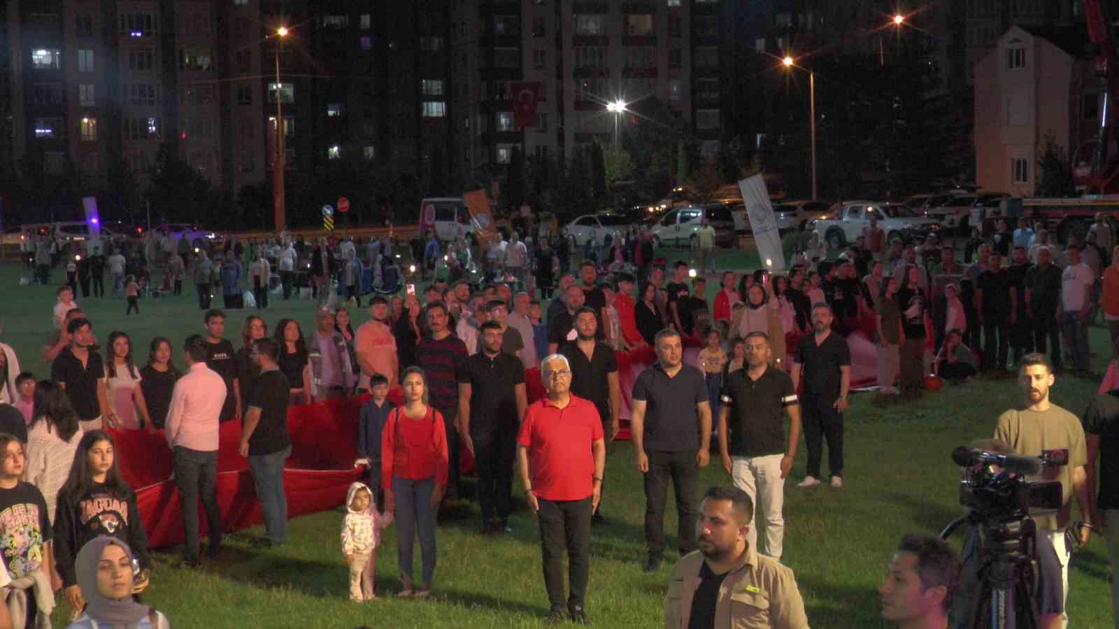 Dünyanın en büyük Türk bayrağı Kayseri’de açıldı
