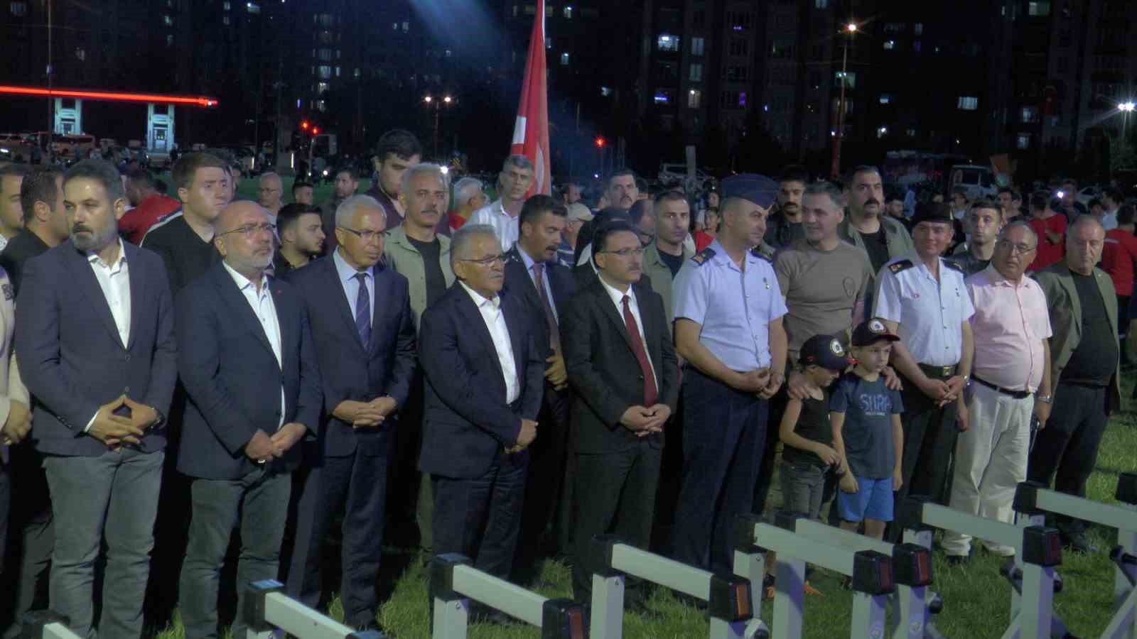 Dünyanın en büyük Türk bayrağı Kayseri’de açıldı
